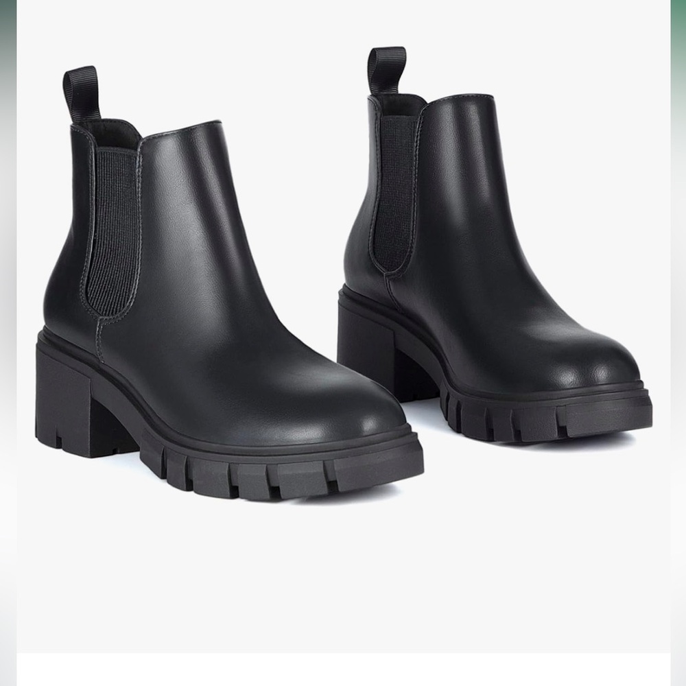 ❄️Stay Chill in these Lug sole Chelsea boots